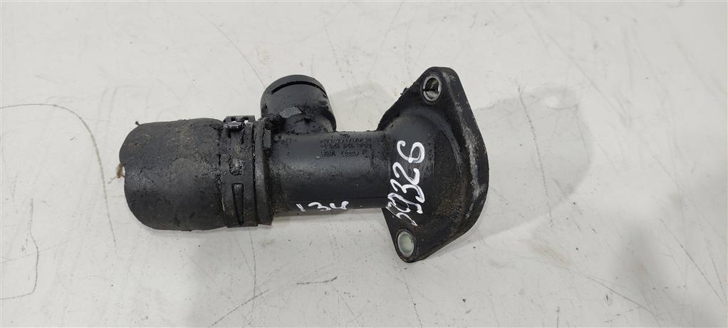 фланец (тройник) системы охлаждения Volkswagen Caddy 3 поколение 2006, 2.0 л., TDi, дизель, минивэн, 03G121121D, 03L121121A, . - фото №1