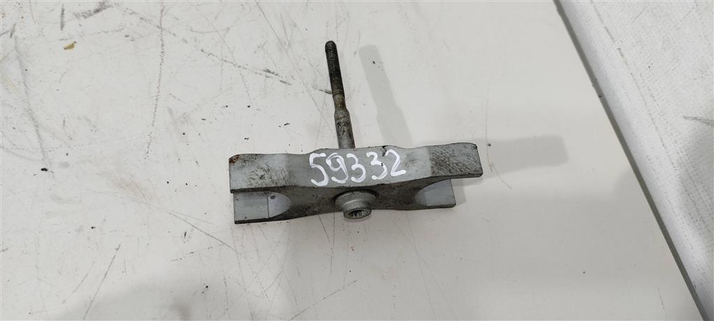 крепление форсунки Volkswagen Passat B7 2013, 2.0 л., TDi, дизель, седан, 03L130216A, CFF, 03L216A - фото №1