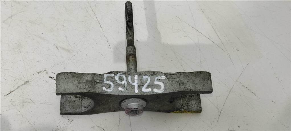 крепление форсунки Volkswagen Passat B7 2013, 2.0 л., TDi, дизель, седан, 03L130216A, CFF, 03L216A - фото №1