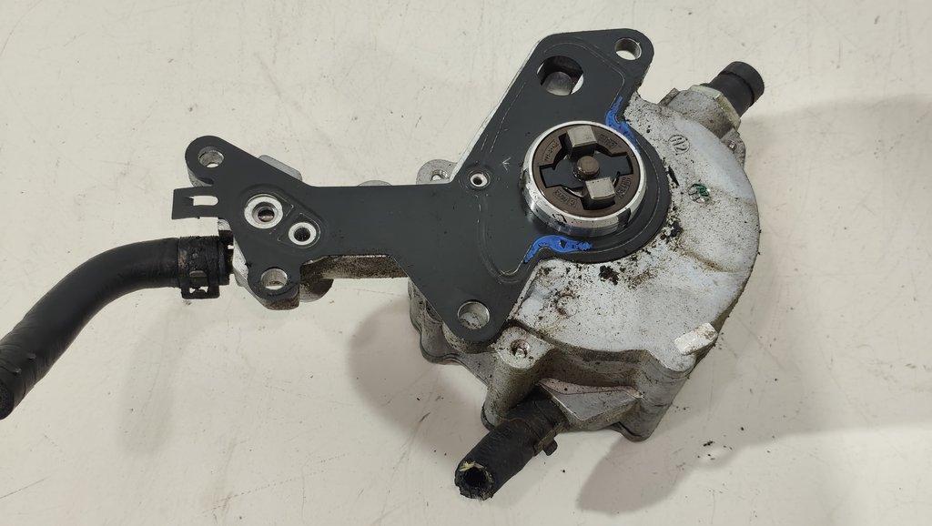 насос вакуумный Volkswagen Passat B6 2006, 1.9 л., TDi, дизель, седан, 038145209Q, 702551200 - фото №1