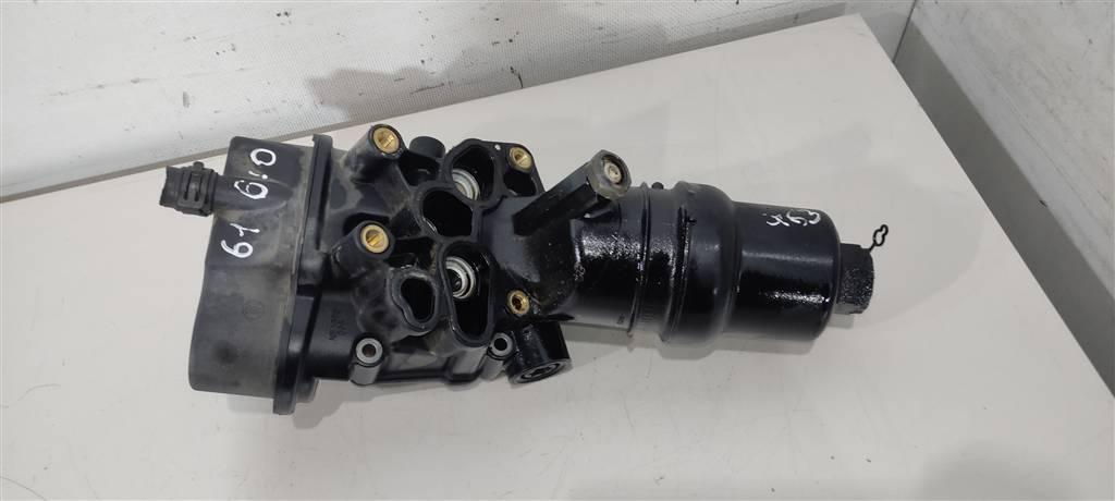 корпус масляного фильтра Volkswagen Passat B6 2006, 2.0 л., бензин, седан, BVZ, BVY, BLR, BLX, BLY, BVX, 06D115397G, 06D115397J, 06D115397D, 06D115397K - фото №1
