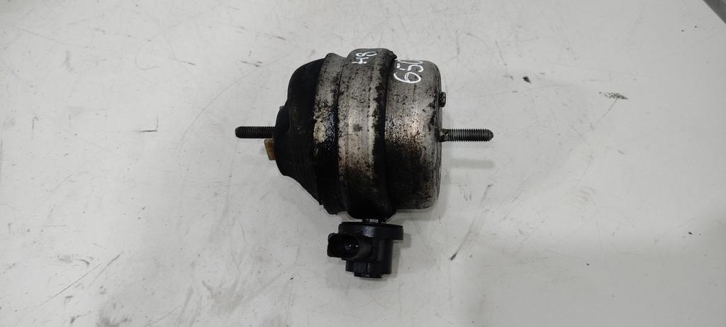подушка крепления двигателя Audi A4 B7 2006, 2.0 л., бензин, седан, BPG, ALT, BPJ, BWE, BFB, BWT, BGB, BUL, BYK, 8E0199379L, 8E0199379B, 8E0199382D - фото №1