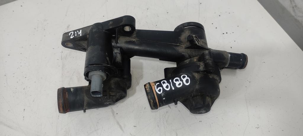 корпус термостата Volkswagen Passat B6 2007, 1.4 л., TSI, бензин, универсал, 03C121118D, 03C121111P, BLG, BMY, CAX, CDG, CAV, CTH, 03C121111T, 03C121111AB, 03C121121D, 03C121026S, 03C121026AF - фото №1