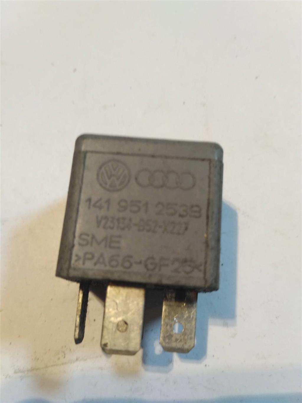 реле (прочие) Audi A1 8X 2013, 1.9 л., TDi, дизель, седан, 141951253B, 8D0951253A, 4H0951253A, 8K0951253, 431951253H - фото №1