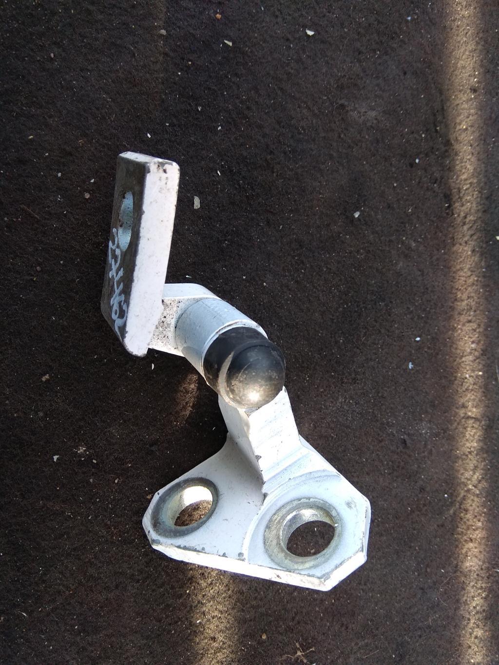 петля двери Volkswagen Passat CC 1 поколение 2010, 2.0 л., бензин, седан, 3C4833401D, 3C4833401C, . - фото №1