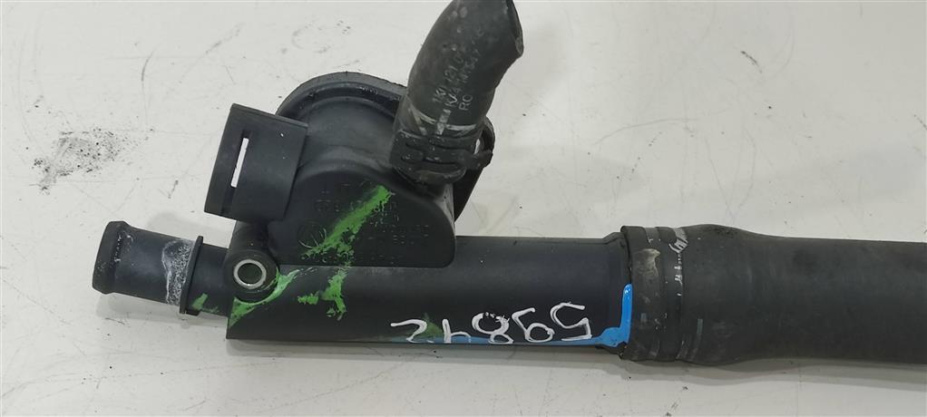 фланец (тройник) системы охлаждения Volkswagen Fox 3 поколение 2012, 1.9 л., TDi, дизель, седан, 038121132D, . - фото №1