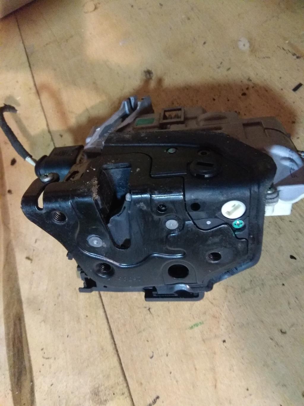 замок двери задней левой Volkswagen Passat B7 2013, 2.0 л., бензин, седан, 3C4839015B, . - фото №1