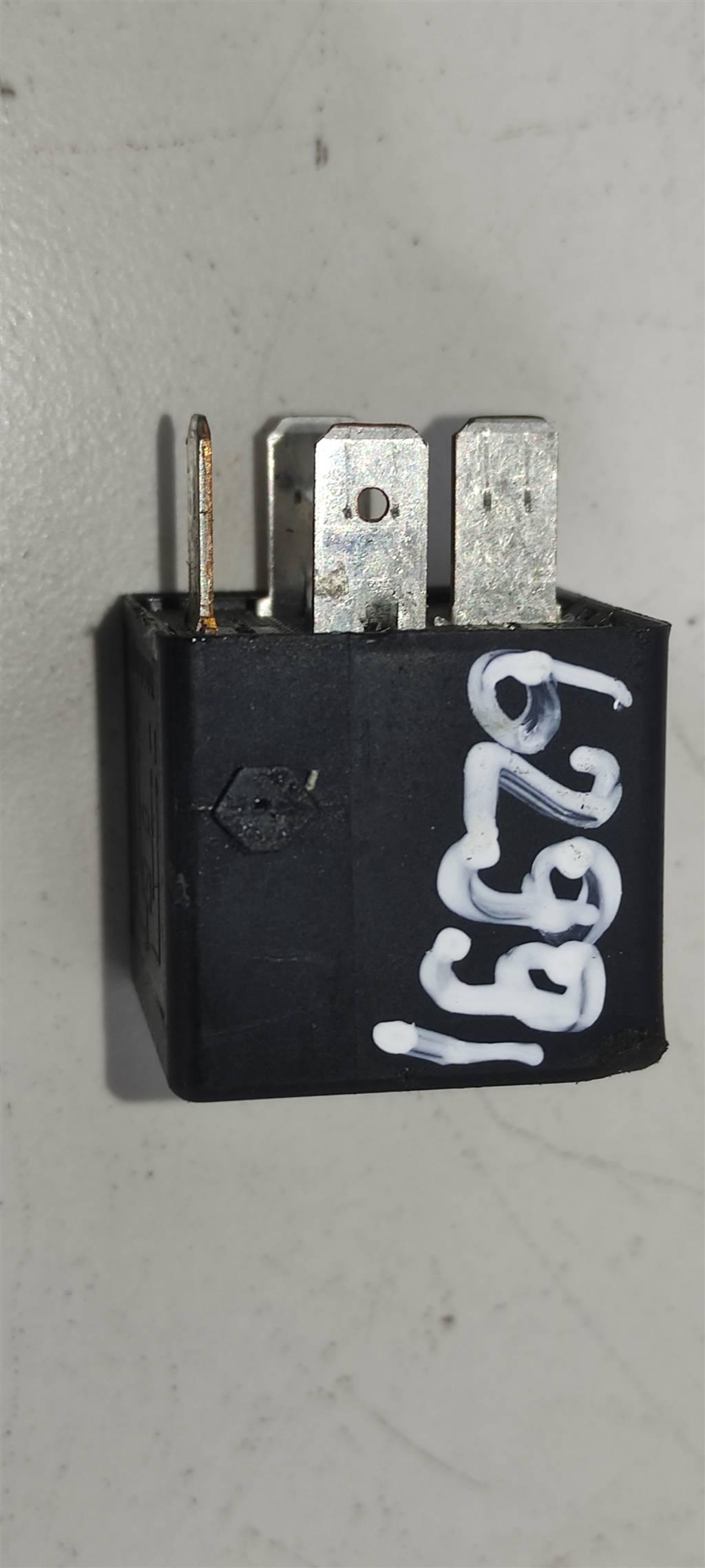 реле (прочие) Audi A1 8X 2013, 1.9 л., TDi, дизель, минивэн, 141951253B, 8D0951253A, 4H0951253A, 8K0951253, 431951253H - фото №1