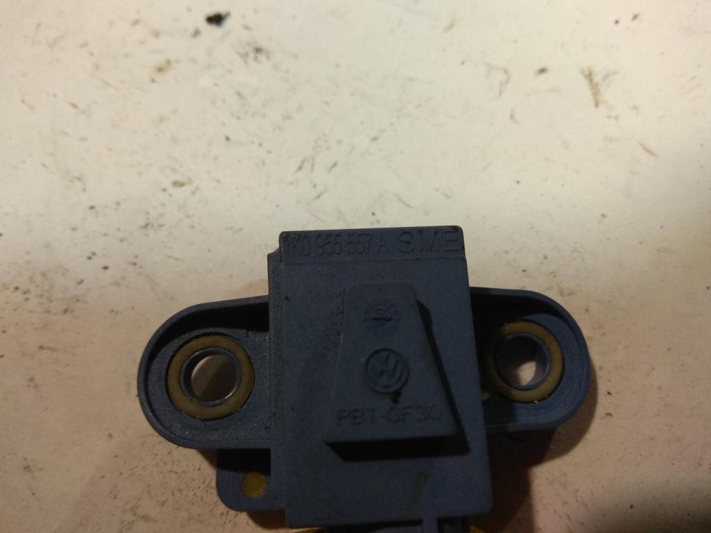 датчик удара Volkswagen Golf 5 поколение 2007, 2.0 л., бензин, хетчбэк 5 дв., 1K0955557A, . - фото №1