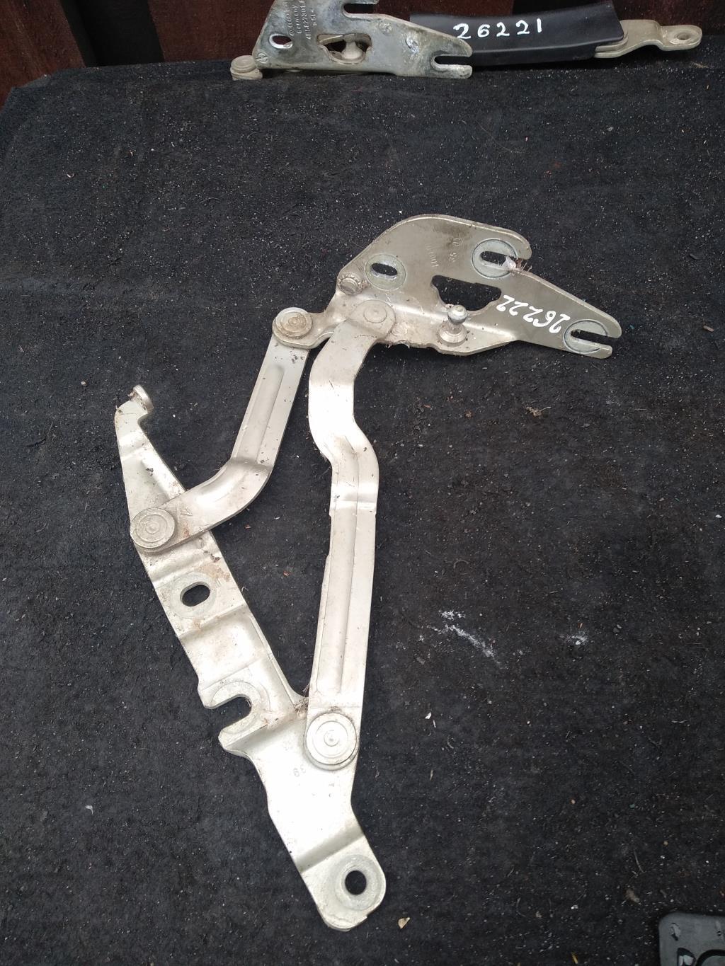 петля крышки багажника Audi A6 4B/C5 2000, 2.8 л., бензин, седан, 4B5827302F, 4E0823302G, . - фото №1