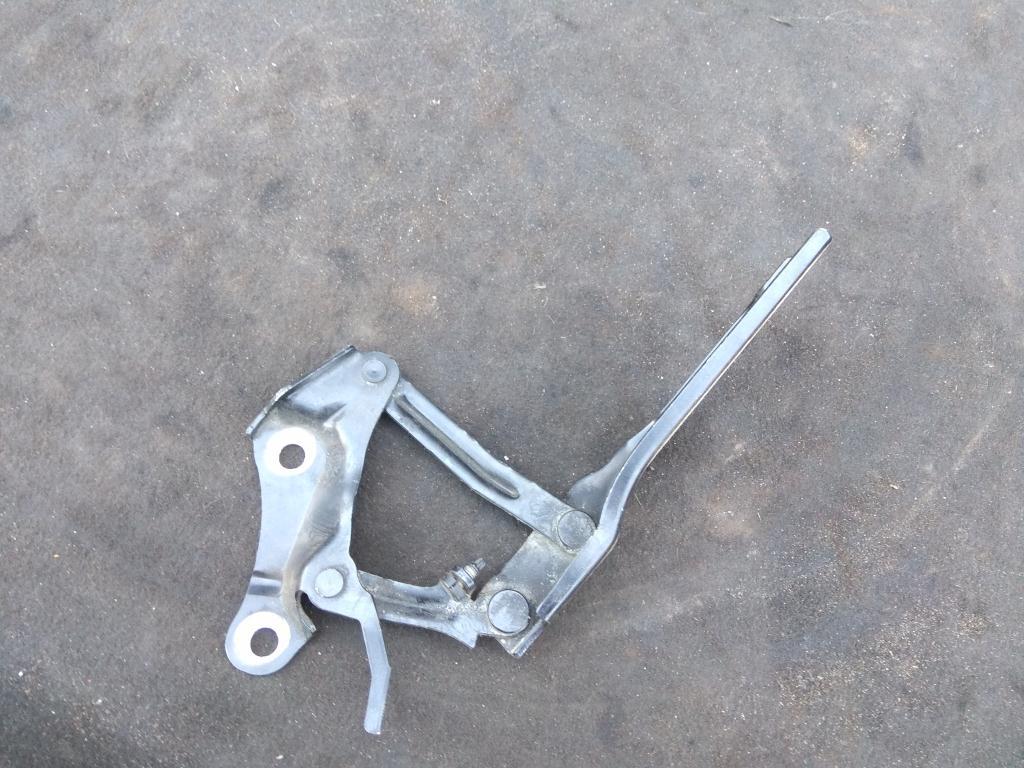 петля капота правая Skoda Superb 2 поколение 2011, 1.8 л., бензин, хетчбэк 5 дв., 3T0823302B, . - фото №1