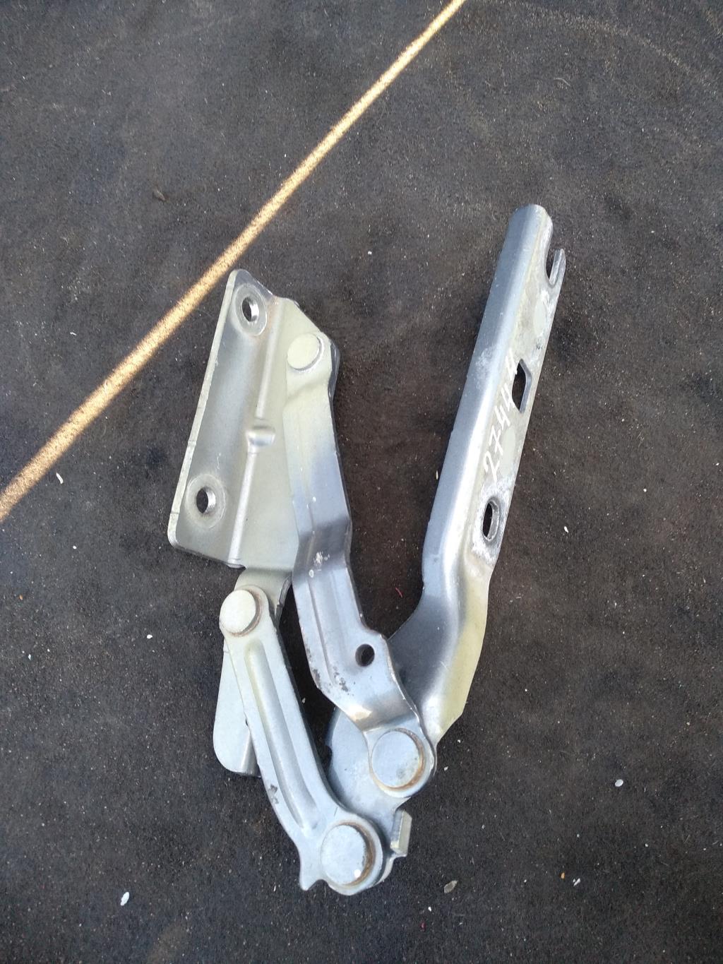 петля капота левая Volkswagen Golf 5 поколение 2007, 2.0 л., бензин, хетчбэк 5 дв., 1K0823301C, 5K0823301B, 1KM823301, 5K0823301, 5K0823301A, 5K0823301C, . - фото №1