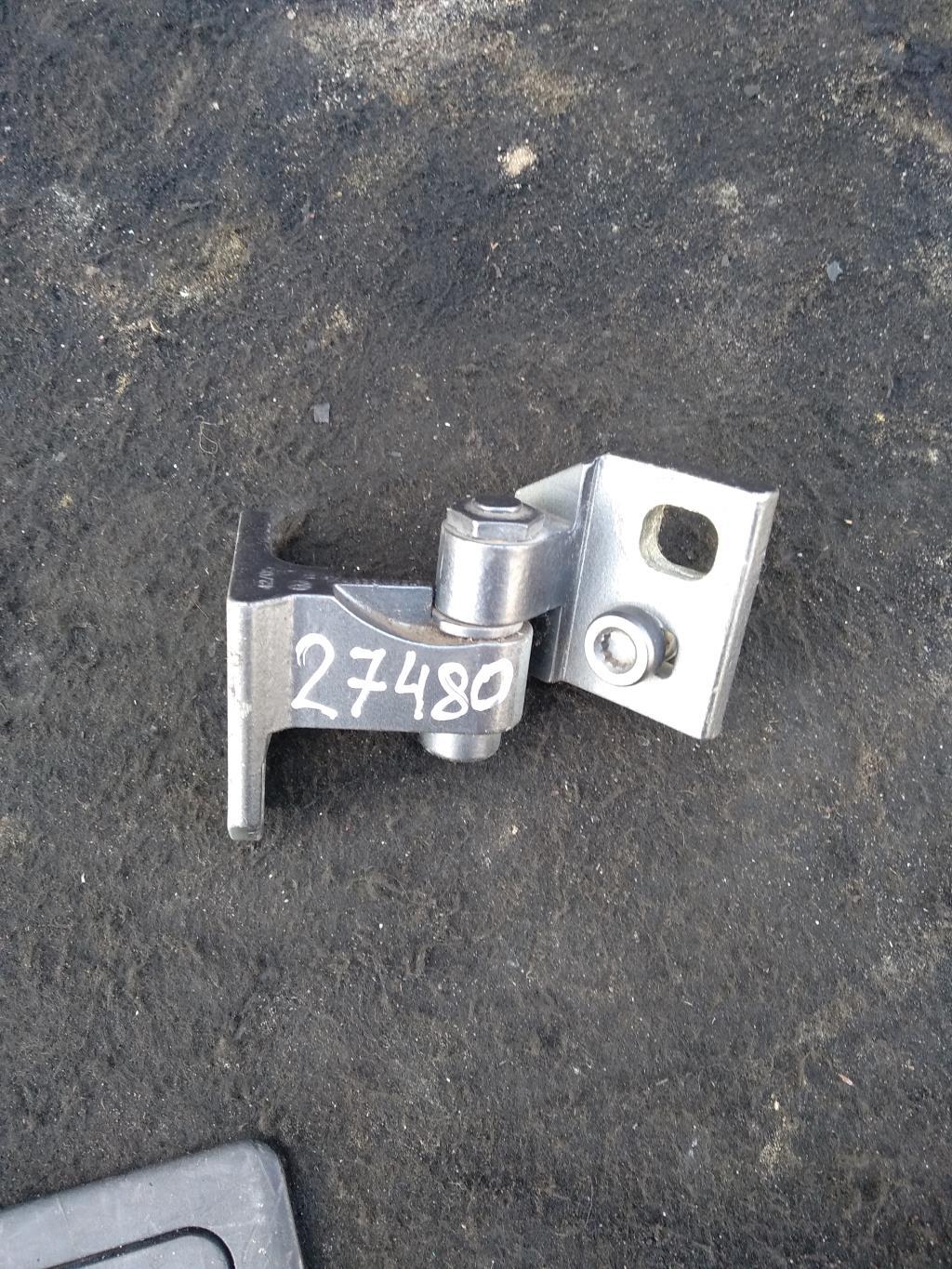 петля двери Volkswagen Jetta 5 поколение 2009, 2.0 л., бензин, седан, 1K4833402J, 1K4833402L, 1K9833402C, 1K9833402E, . - фото №1