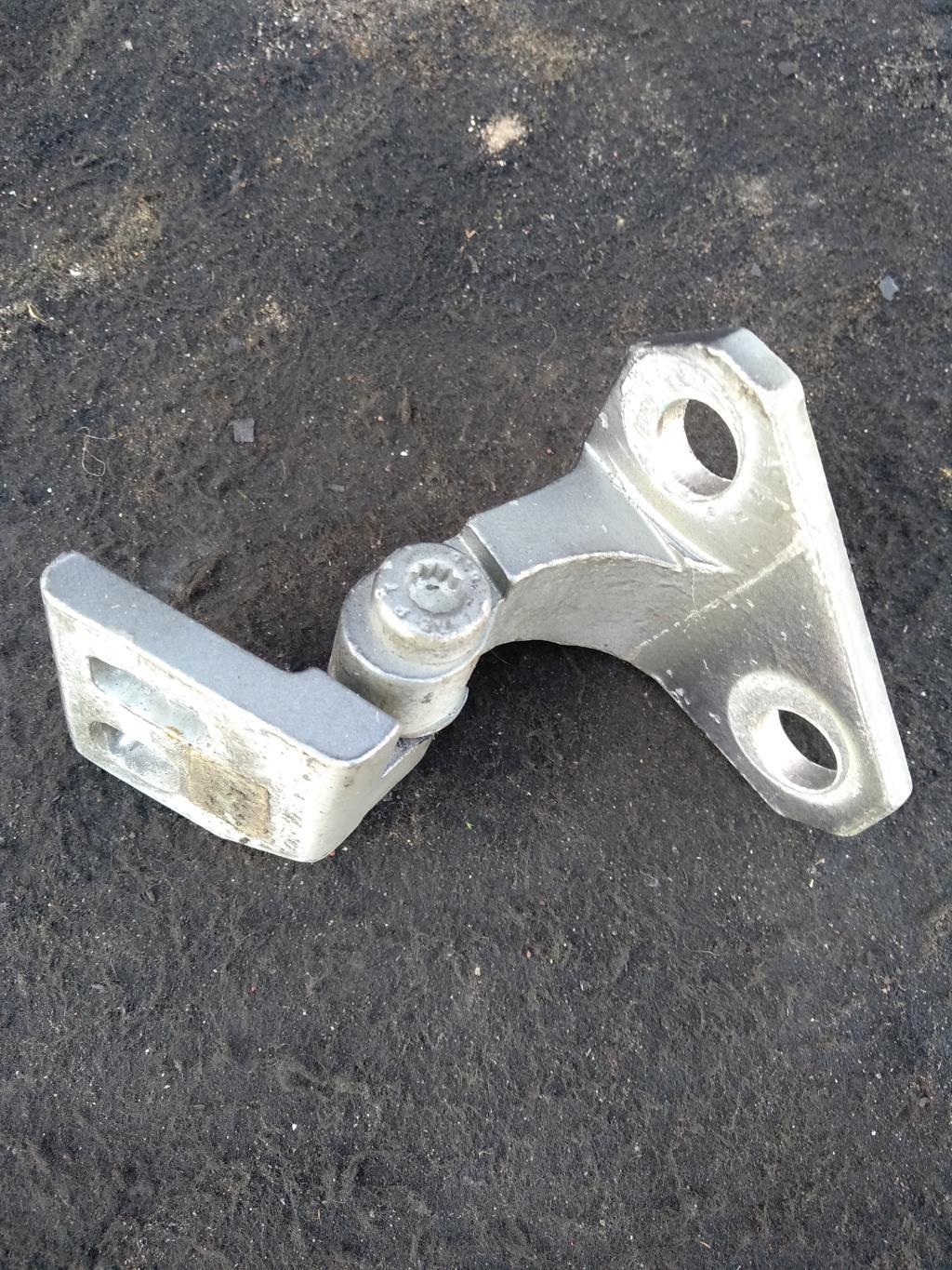 петля двери Volkswagen Jetta 5 поколение 2009, 2.0 л., бензин, седан, 1K4833401J, 1K4833401L, 1K9833401C, 1K9833401E, . - фото №1