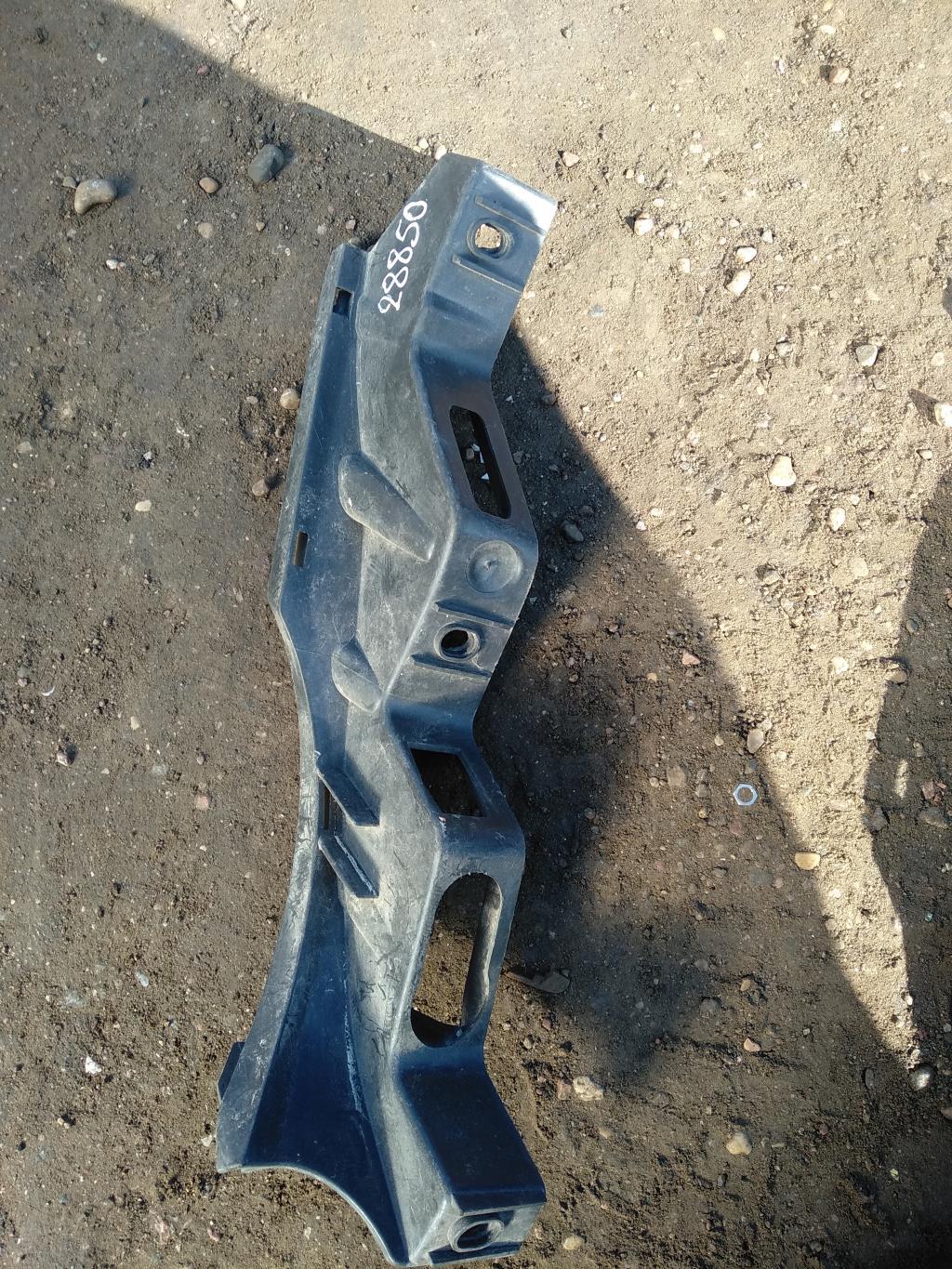 кронштейн переднего бампера Volkswagen Passat B6 2007, 2.0 л., бензин, седан, 3C0807889, 3C0807889A, . - фото №1