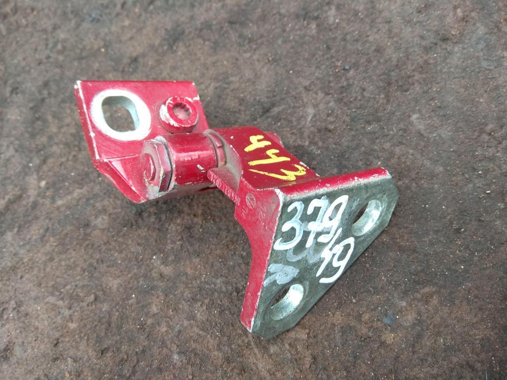 петля двери Volkswagen Golf Plus 2 поколение 2009, 2.0 л., бензин, седан, 1K4833402J, 1K4833402L, 1K9833402C, 1K9833402E, . - фото №1