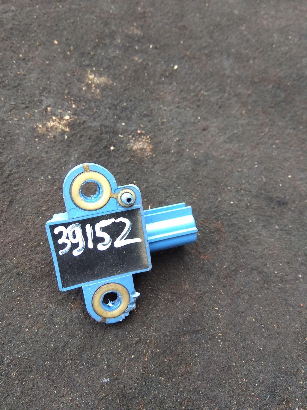 датчик удара Volkswagen Golf 5 поколение 2007, 2.0 л., бензин, хетчбэк 5 дв., 1K0955557A, . - фото №1