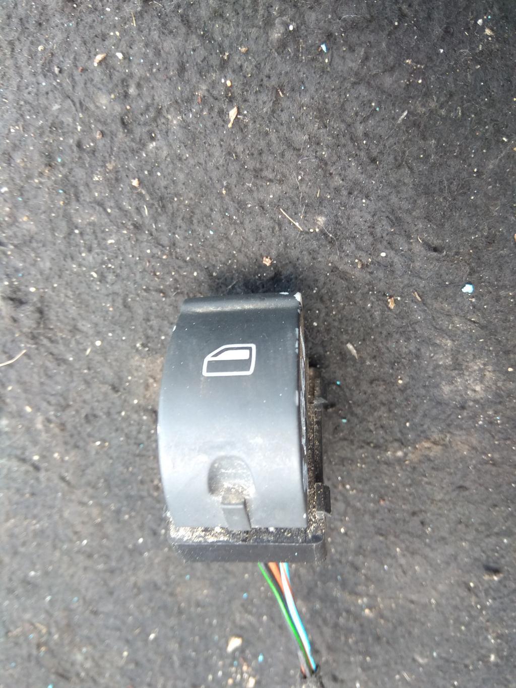 кнопка стеклоподъемника переднего правого Audi A4 B7 2006, 2.0 л., бензин, седан, 8E0959855, 8E0959855A, . - фото №1