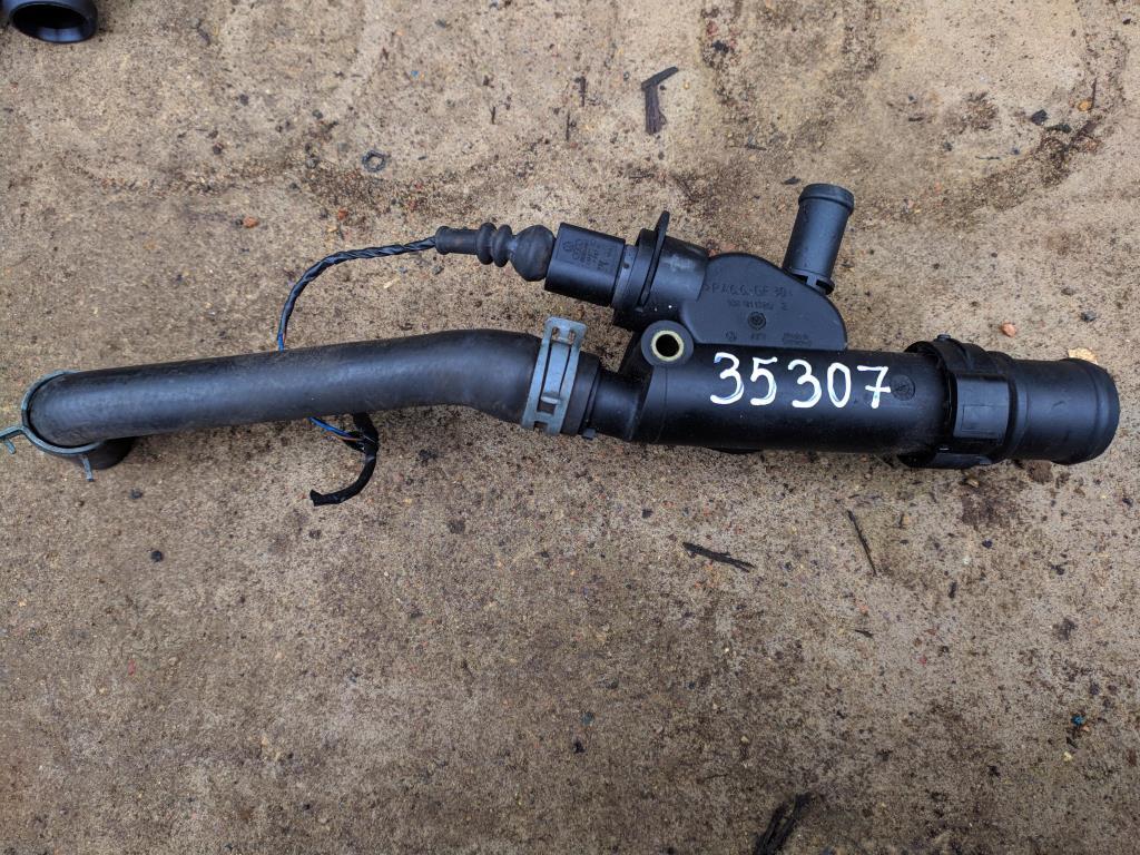 фланец (тройник) системы охлаждения Volkswagen Fox 3 поколение 2012, 1.9 л., TDi, дизель, хетчбэк 5 дв., 038121132D, . - фото №1