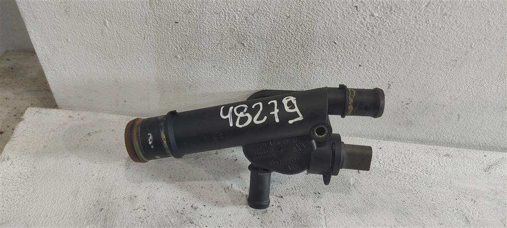 фланец (тройник) системы охлаждения Volkswagen Fox 3 поколение 2012, 1.9 л., TDi, дизель, хетчбэк 5 дв., 038121132D, . - фото №1