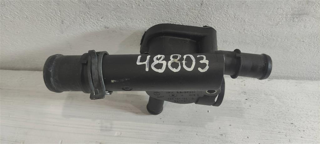 фланец (тройник) системы охлаждения Volkswagen Fox 3 поколение 2012, 1.9 л., TDi, дизель, хетчбэк 5 дв., 038121132D, . - фото №1