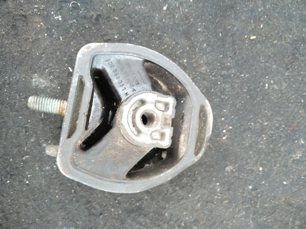подушка крепления КПП Audi A6 4B/C5 2000, 2.8 л., бензин, седан, 8D0399113AB, 8D0399151H, . - фото №1