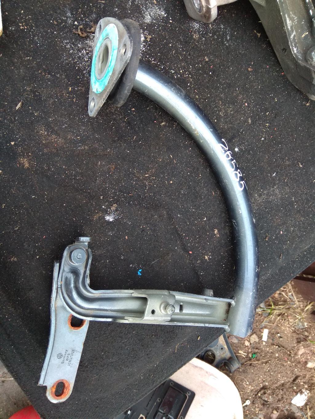 петля крышки багажника Volkswagen Passat B6 2007, 2.0 л., бензин, седан, 3C5827302B, . - фото №1