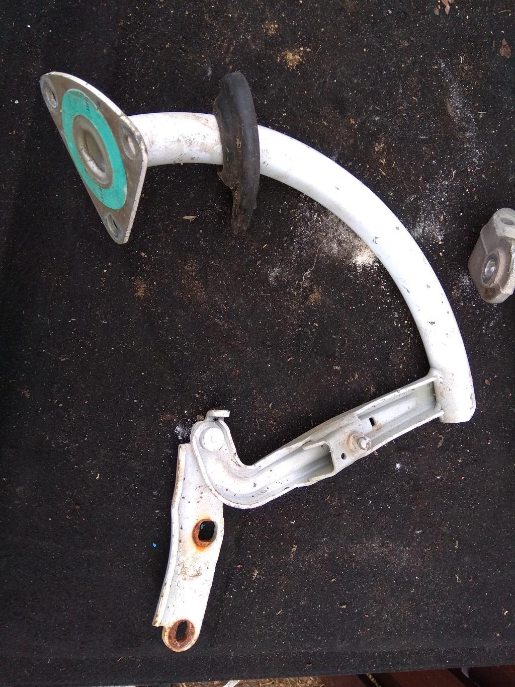 петля крышки багажника Volkswagen Passat B6 2007, 2.0 л., бензин, седан, 3C5827302B, . - фото №1