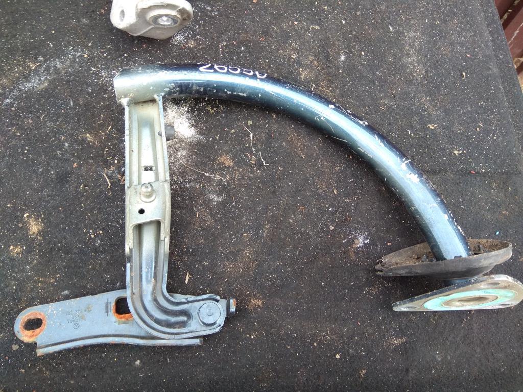петля крышки багажника Volkswagen Passat B6 2007, 2.0 л., бензин, седан, 3C5827301B, . - фото №1