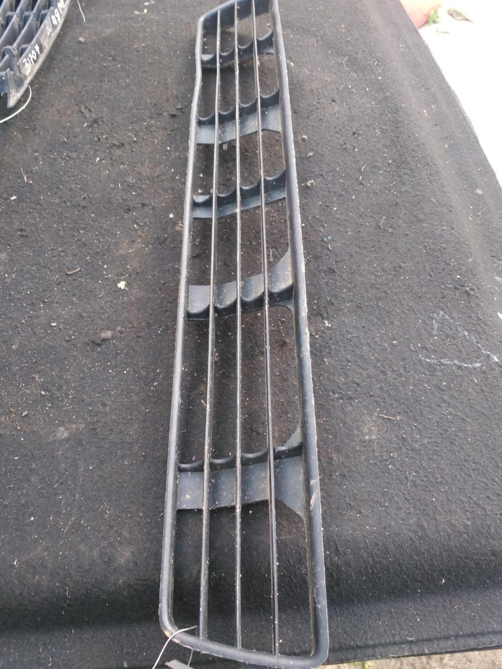 заглушка (решетка) в бампер Audi A6 4A/C4 1997, 1.8 л., бензин, седан, 8D0807683C, . - фото №1