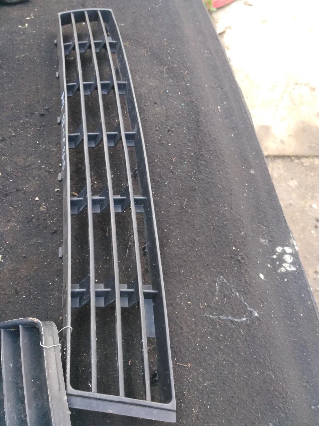 заглушка (решетка) в бампер Audi A4 B6 2000, 1.8 л., бензин, седан, 8D0807683AA, . - фото №1