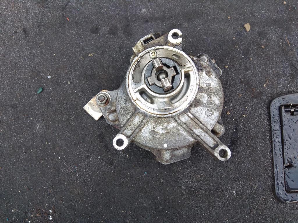 насос вакуумный Volkswagen Passat B6 2007, 2.0 л., бензин, седан, 06D145100E, BPG, AWA, BPY, BWE, 06D145100G, AXX, BWA, 06D145100H, BWT, 06D145100F, BGB, BUL, BYK, BYD - фото №1