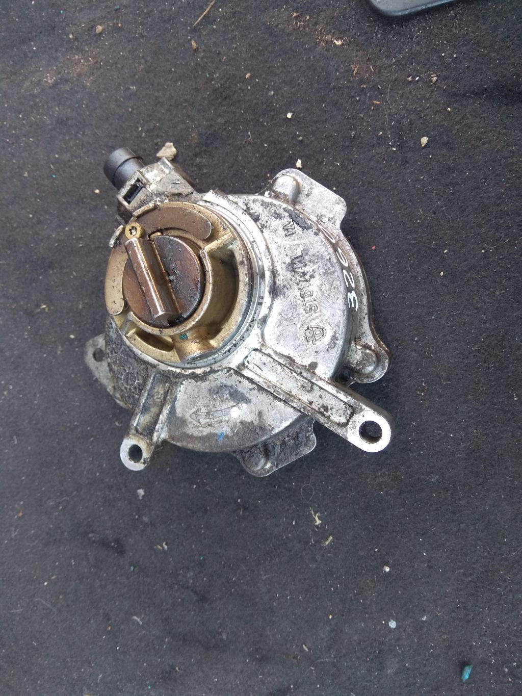 насос вакуумный Audi A4 B7 2006, 2.0 л., бензин, седан, 06D145100E, BPG, AWA, BPY, BWE, 06D145100G, AXX, BWA, 06D145100H, BWT, 06D145100F, BGB, BUL, BYK, BYD - фото №1