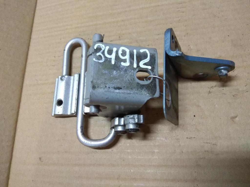 петля двери Audi A6 4B/C5 2000, 1.8 л., бензин, седан, 4B0833411E, ANB, APU, AJM, AVG, ARK, ARH, . - фото №1