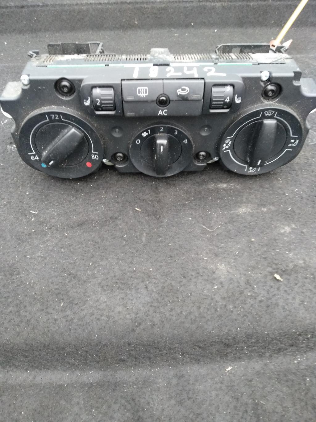 блок управления печки / климат-контроля Volkswagen Passat B6 2006, 2.0 л., бензин, седан, 1K0820047FP, 1K0820047EB, 1K0820047GF, 1K0820047GR, 1K0820047HH, 1K0820047HR, 1K0820047JH, 1K0820047JL, . - фото №1
