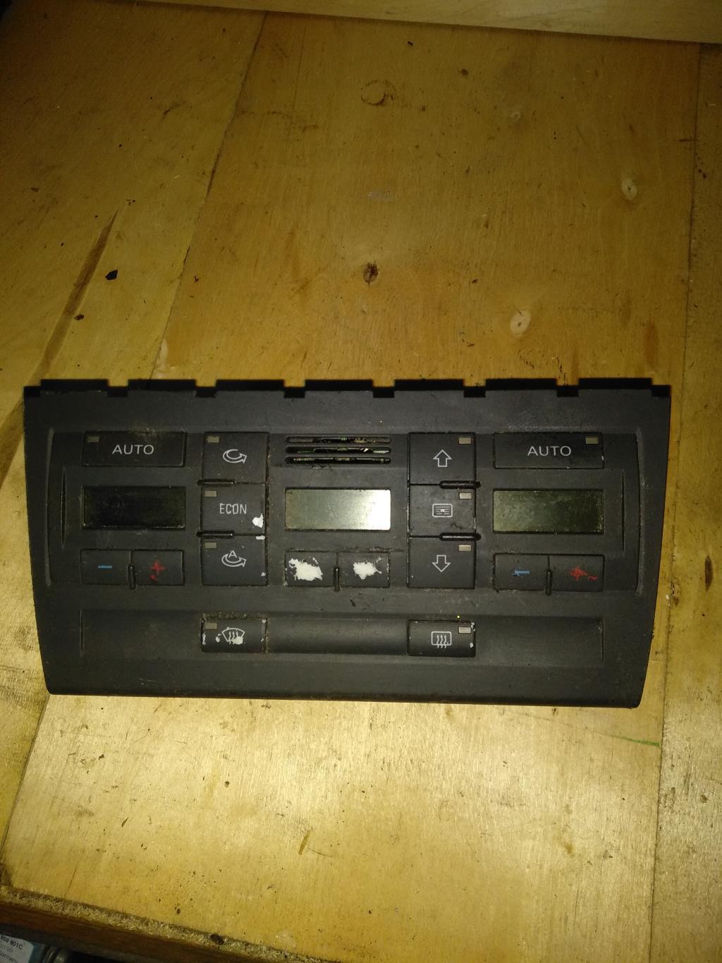 блок управления печки / климат-контроля Audi A4 B6 2003, 1.8 л., бензин, седан, 8E0820043F, . - фото №1