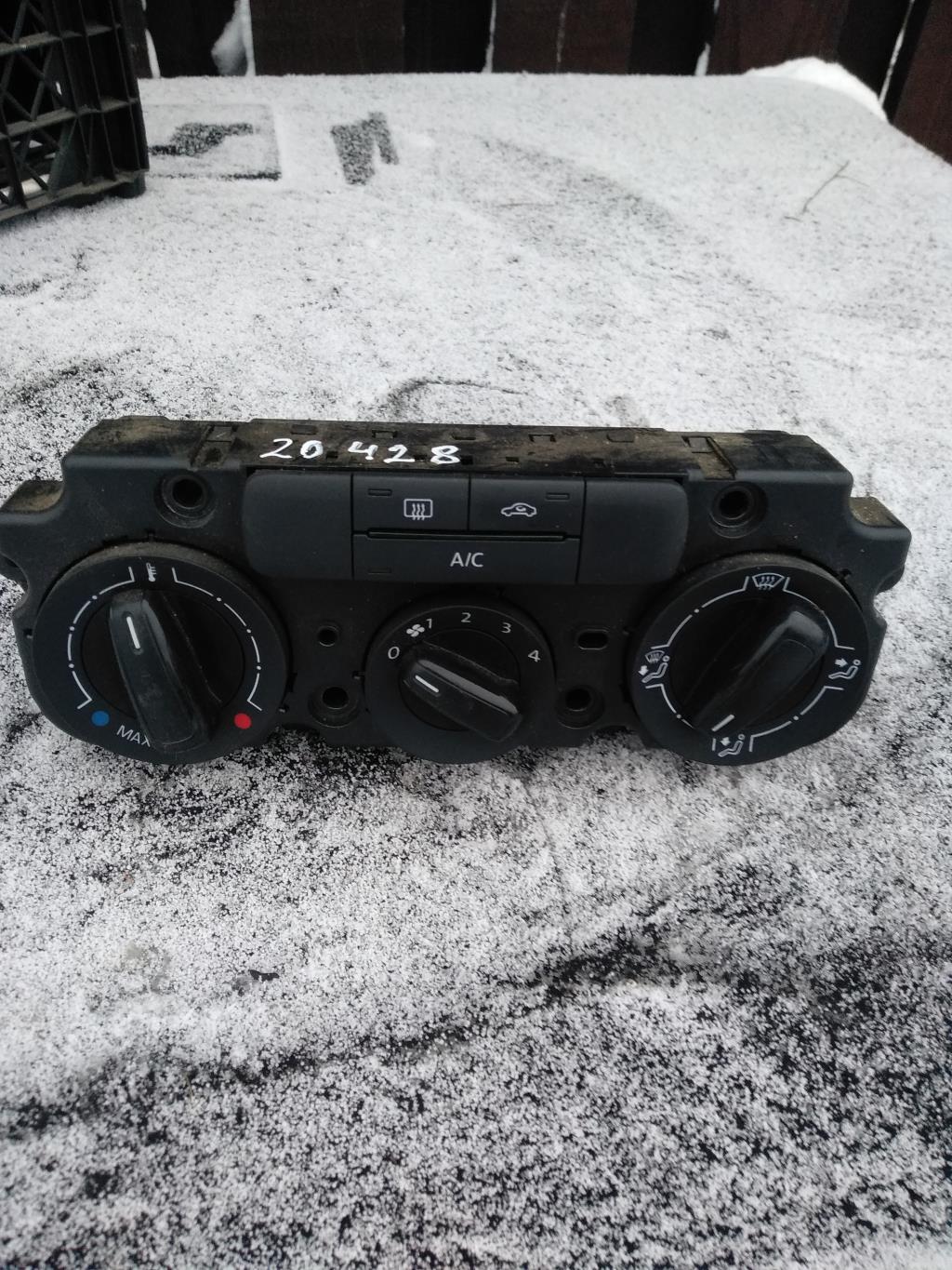 блок управления печки / климат-контроля Volkswagen Jetta 6 поколение 2012, 2.0 л., бензин, седан, 5C0820047BK, . - фото №1