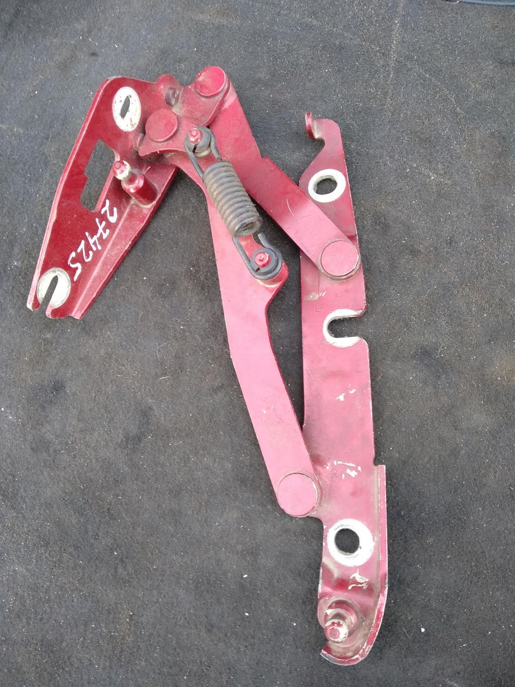петля крышки багажника Volkswagen Jetta 5 поколение 2006, 2.0 л., TDi, дизель, седан, 1K5827301A, 1K5827301, . - фото №1
