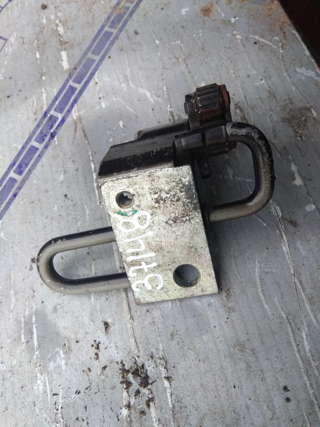 петля двери Volkswagen Passat B6 2006, 2.0 л., бензин, седан, 3C4833412C, 3C4833412A, 3C4833412B, 3C8833412A, 3C8833412B, . - фото №1