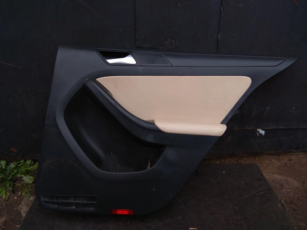 обшивка двери задняя левая Volkswagen Jetta 6 поколение 2012, 2.0 л., бензин, седан, 5C6867212, . - фото №1