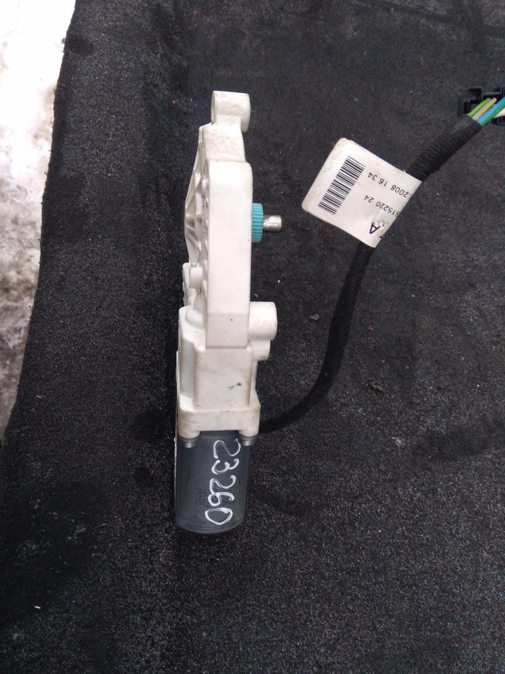 моторчик стеклоподъемника передний правый Audi A6 4F/C6 2006, 3.2 л., бензин, седан, 4F0837462A, 4F0959802D, 4F0837462D, . - фото №1