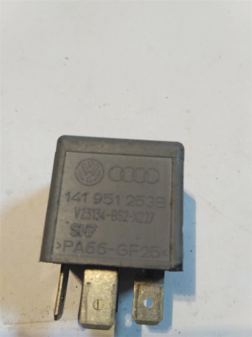 реле (прочие) Volkswagen Transporter T5 2006, 2.5 л., TDi, дизель, микроавтобус, 141951253B, 8D0951253A, 4H0951253A, 8K0951253, 431951253H, . - фото №1