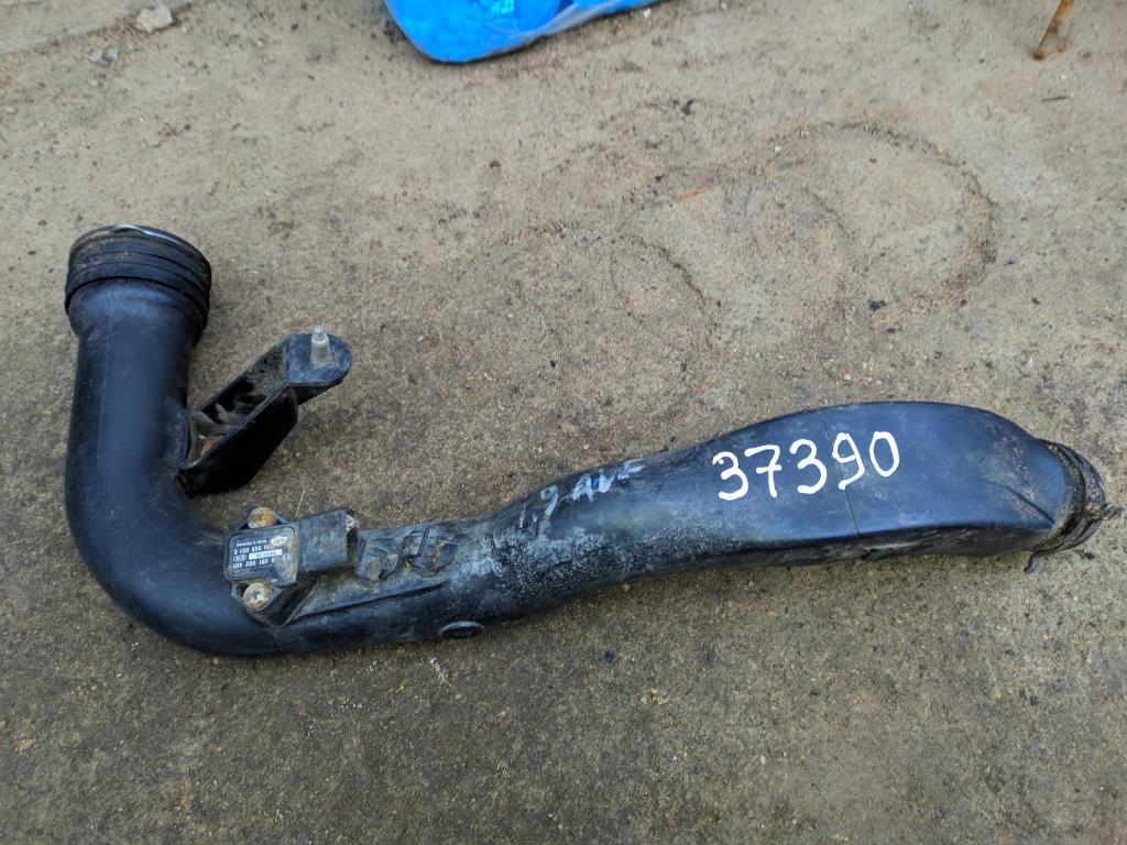 патрубок интеркулера Volkswagen Passat B6 2007, 1.9 л., TDi, дизель, седан, 3B0145762C, 8E0145762B, BPZ, 3B0145762E, 3B0145834P, 8D0145840AB, 8E0145762D, 8E0145840, 8E0145840C, 8E0145840E - фото №1