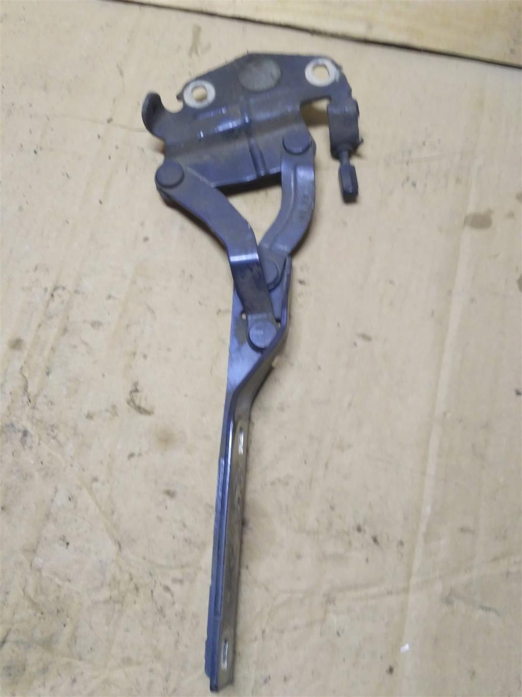 петля капота левая Volkswagen Passat B7 2011, 2.0 л., TDi, дизель, универсал, 3AA823301, 3C0823301E, 3C0823301D, 3C0823301C, . - фото №1