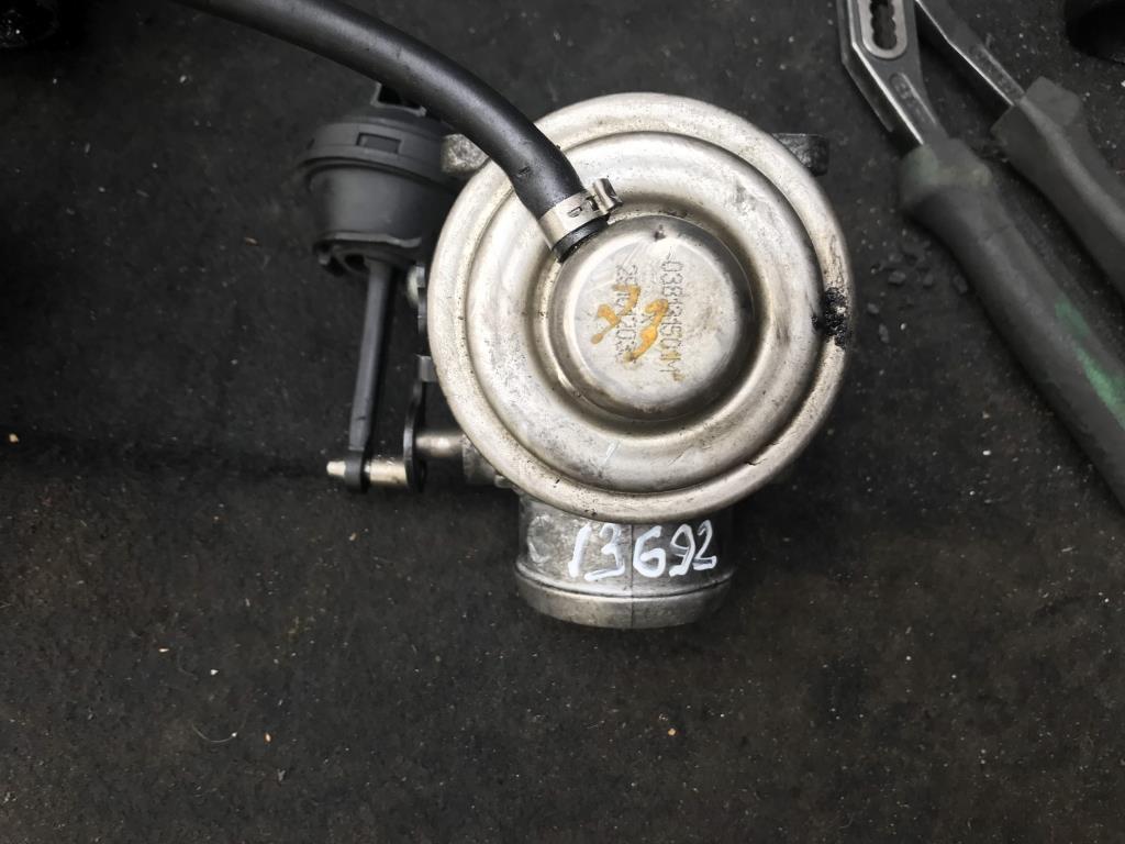 клапан EGR Volkswagen Caddy 2 поколение 1999, 1.9 л., TDi, дизель, фургон, 038131501M, 045131501C, 038131501A, AHF, ALH, ATD, ARG, 038131501AR, 038131501E, 045131501L, ASV - фото №1