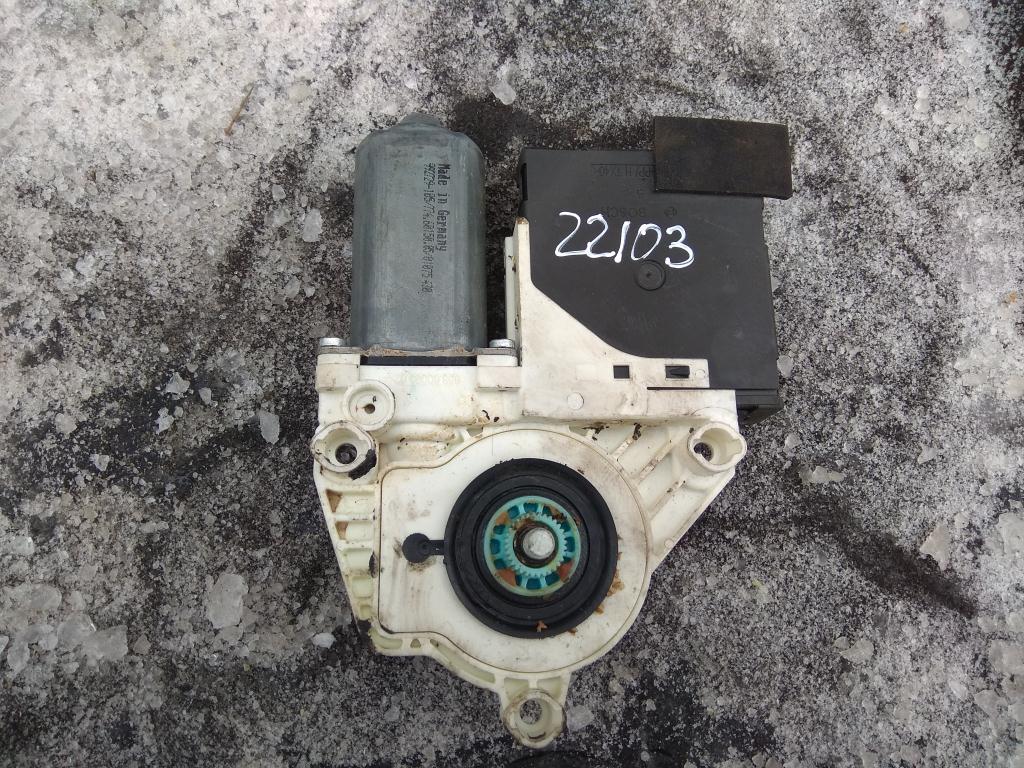 моторчик стеклоподъемника передний правый Volkswagen Jetta 5 поколение 2006, 2.0 л., TDi, дизель, седан, 1K0959702K, 1K0959792G, . - фото №1