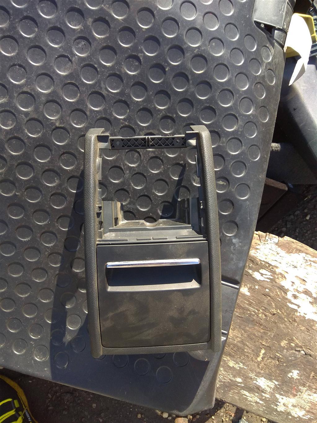 пепельница Skoda Superb 2 поколение 2011, 2.0 л., TDi, дизель, седан, 3T0857961A, 3T0857289A, . - фото №1