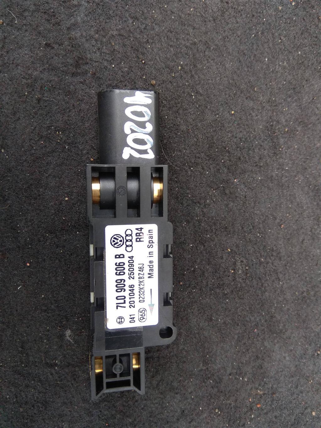 датчик удара Volkswagen Touareg 1 поколение 2004, 4.2 л., бензин, внедорожник 5 дв., 7L0909606B, . - фото №1