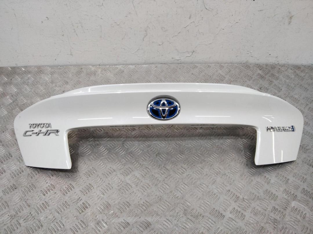 накладка двери (крышки) багажника Toyota C-HR 1 поколение 2018, 76811F4010 - фото №1