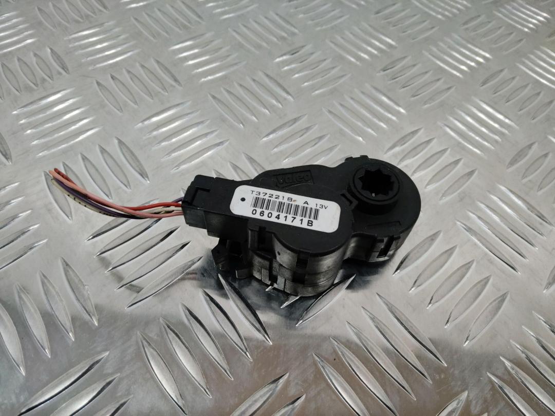 моторчик заслонки печки Renault Megane 4 поколение 2018, T37221BA - фото №1